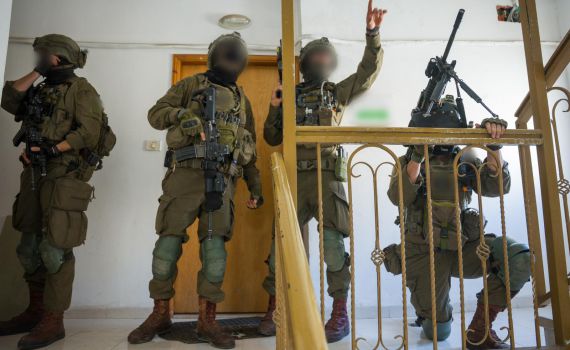 צה"ל פשט על משרדי ארגון טרור ברמאללה ובחברון. צפו