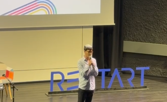 אחרי שנפצע קשה בקרב: הרב ישי אנגלמן בביצוע חי על הבמה. צפו