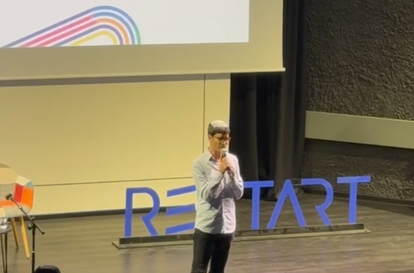 אחרי שנפצע קשה בקרב: הרב ישי אנגלמן בביצוע חי על הבמה. צפו