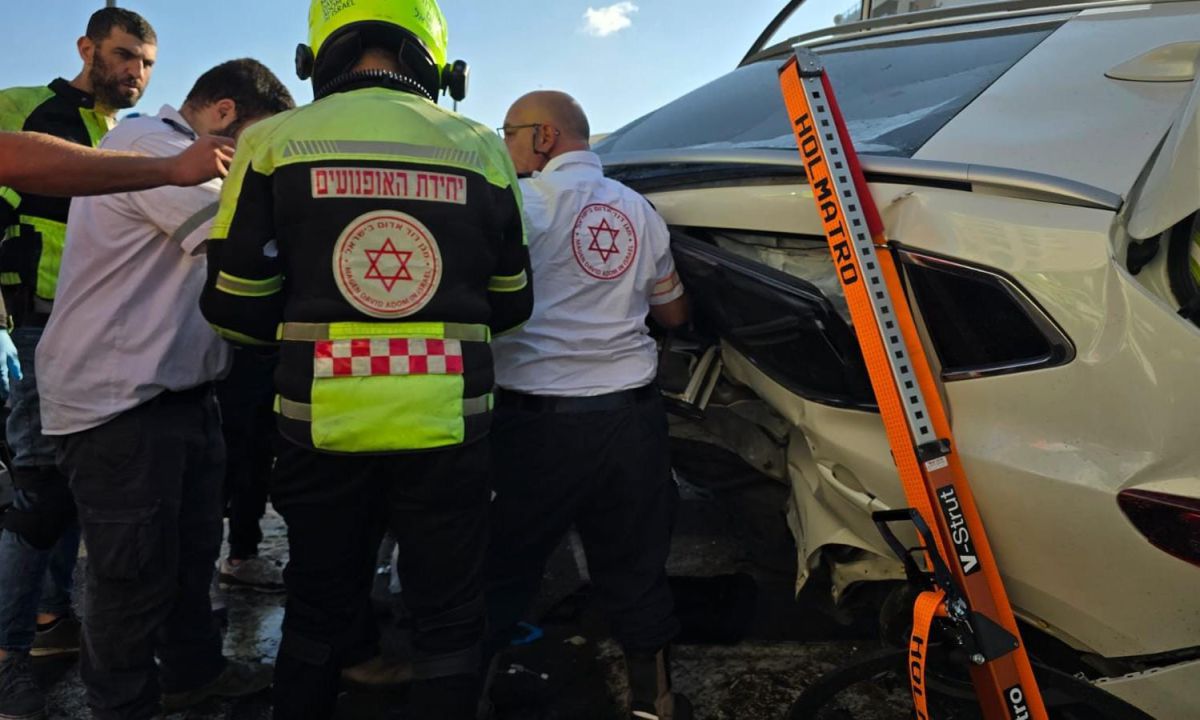 "ראינו רכב מרוסק": אישה בת 36 נפצעה קשה בתאונת דרכים בחולון