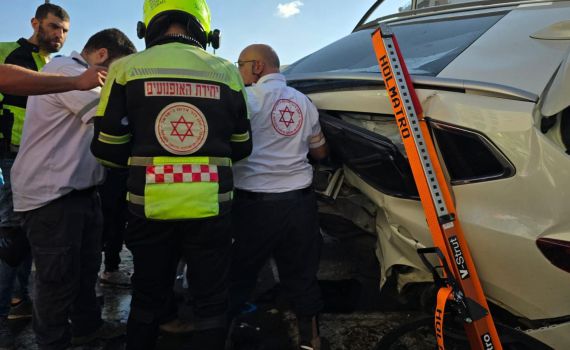 "ראינו רכב מרוסק": אישה בת 36 נפצעה קשה בתאונת דרכים בחולון