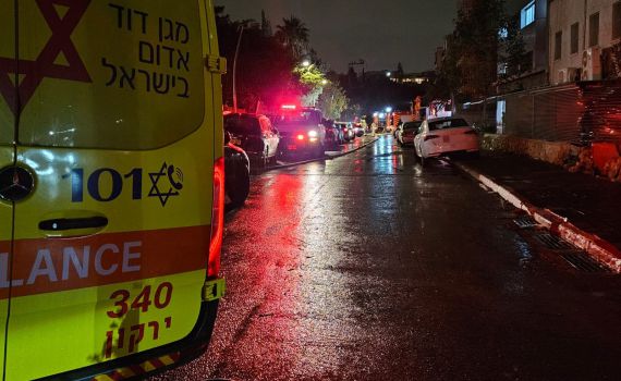 שריפה בהרצליה: גבר בן 50 במצב קשה אחרי שנלכד בדירה בוערת