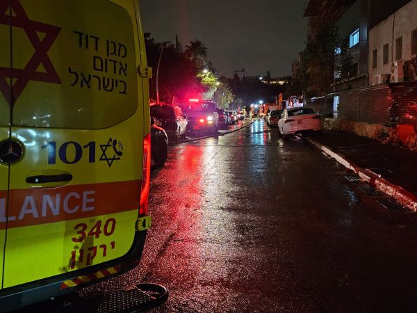 שריפה בהרצליה: גבר בן 50 במצב קשה אחרי שנלכד בדירה בוערת