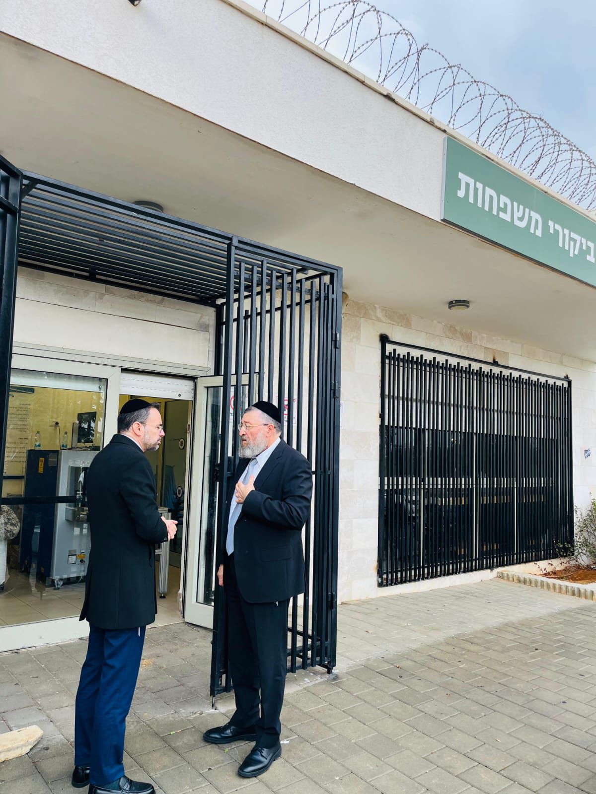 החכ"ים של ש"ס הגיעו לבקר עריקים בכלא: "לא ננוח ולא נשקוט"
