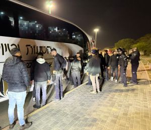 הכדורגל סוער: אוהדים עוכבו, המשטרה מחפשת חולצות "בעיתיות"