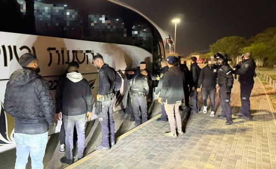 הכדורגל סוער: אוהדים עוכבו, המשטרה מחפשת חולצות "בעיתיות"