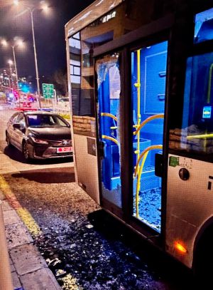 תיעוד מטריד מירושלים: תקיפה אלימה נגד נהג אוטובוס וידויי אבן