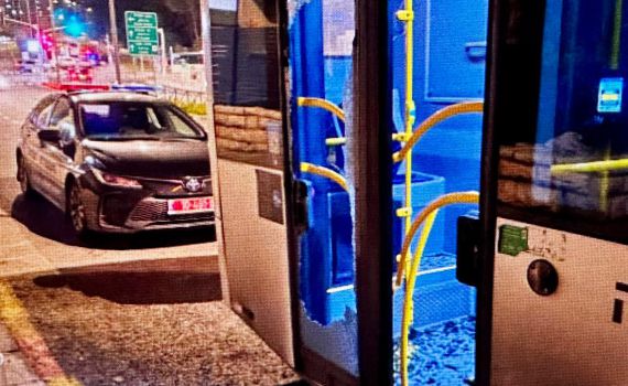 תיעוד מטריד מירושלים: תקיפה אלימה נגד נהג אוטובוס וידויי אבן