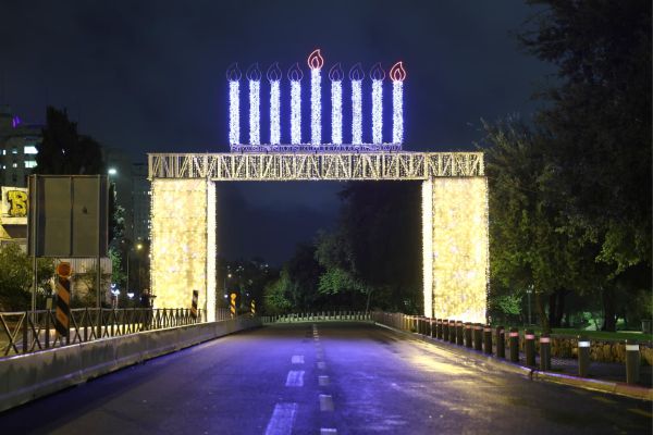 המוני בית ישראל גדשו את הבירה במהלך חג החנוכה