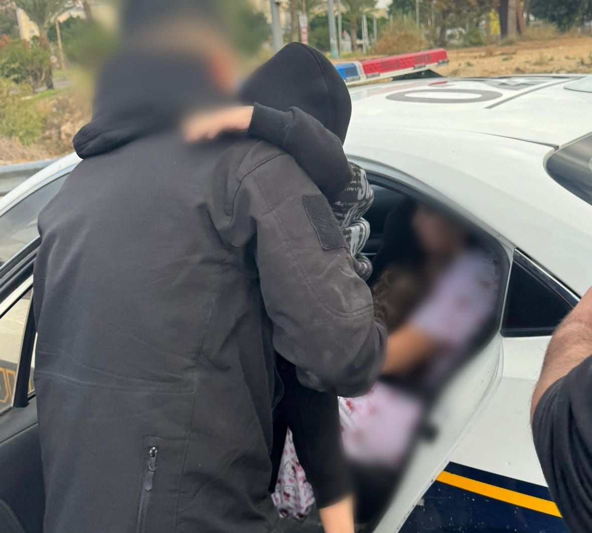 אלימות בכפר עזריה: אישה ישראלית ושני ילדיה הוצאו מהמקום