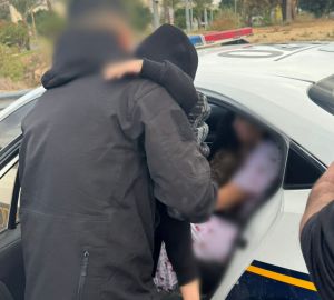 אלימות בכפר עזריה: אישה ישראלית ושני ילדיה הוצאו מהמקום