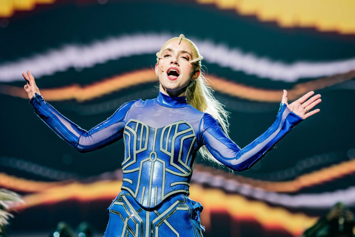 למה לא בכל מופע? אליאנה שרה בפסטיגל את השיר של "גאליס"