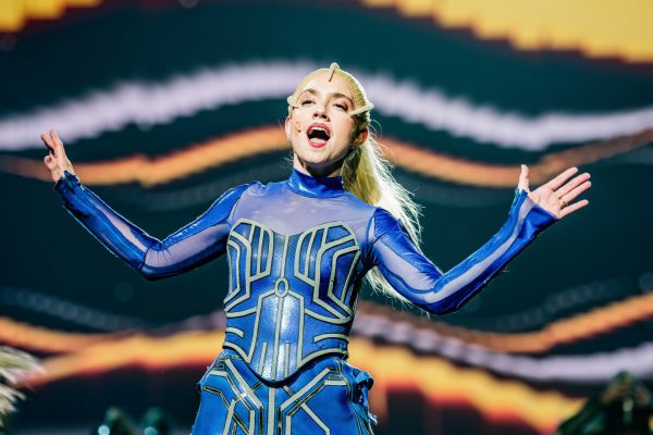 למה לא בכל מופע? אליאנה שרה בפסטיגל את השיר של "גאליס"