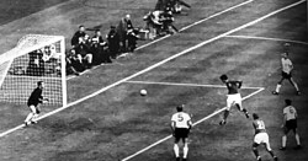 חצה את הקו? האיש שהביא את הגביע למולדת הכדורגל חוגג 84