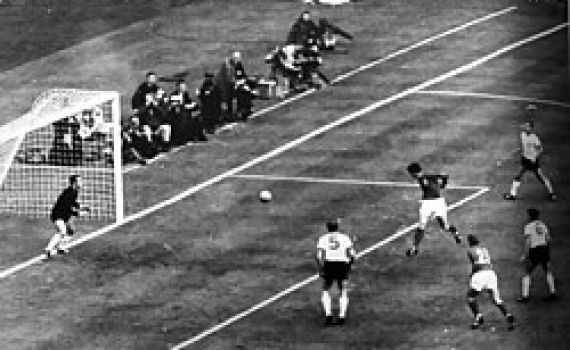 חצה את הקו? האיש שהביא את הגביע למולדת הכדורגל חוגג 84