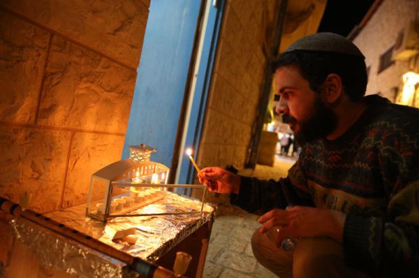 הנרות דולקים והישועות מגיעות: 8 סגולות מיוחדות לחנוכה