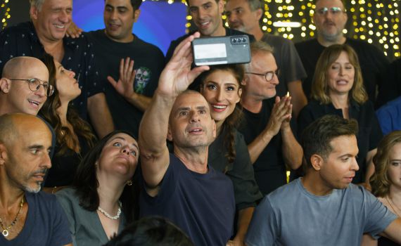 במעבר לא חד: הכותב מ"ארץ נהדרת" מצטרף למפלגת הדמוקרטים