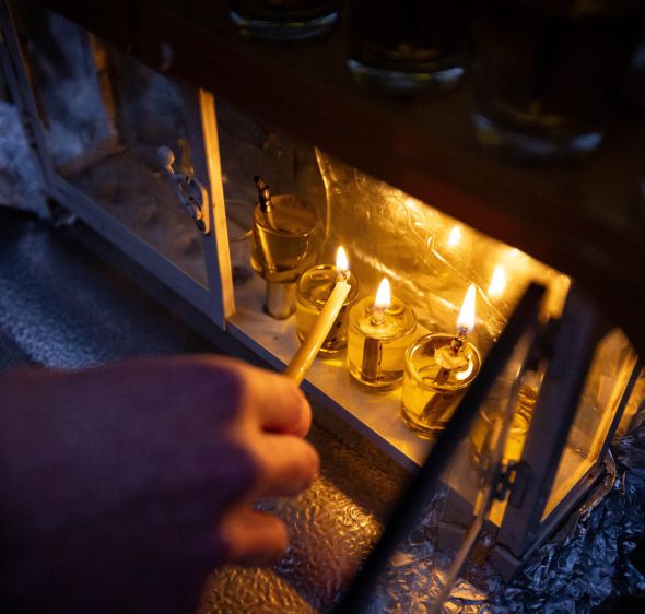 ברכות הדלקת נרות חנוכה עם כל הפיוטים והמזמורים