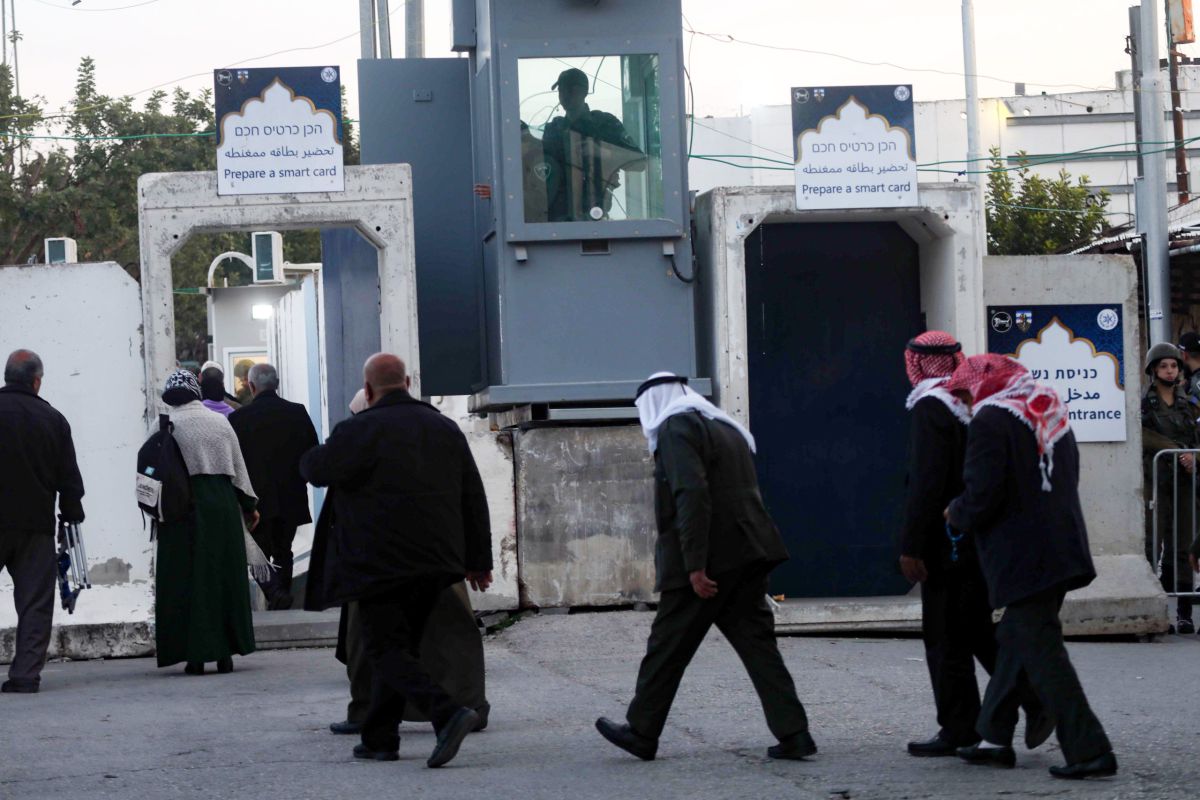 צעירה יהודייה שוטטה עם בתה במרכז בית לחם וחולצה