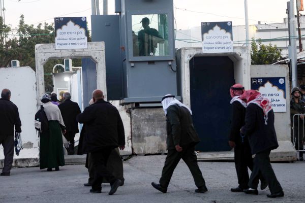 צעירה יהודייה שוטטה עם בתה במרכז בית לחם וחולצה