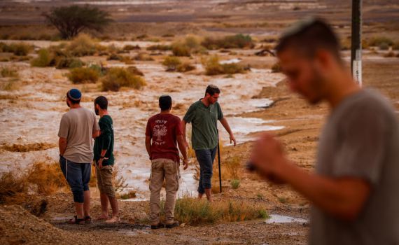 מזג האוויר הסוער: אדם אותר ללא רוח חיים; צעיר בן 19 נעדר