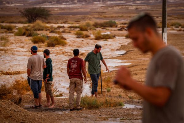 מזג האוויר הסוער: אדם אותר ללא רוח חיים; צעיר בן 19 נעדר