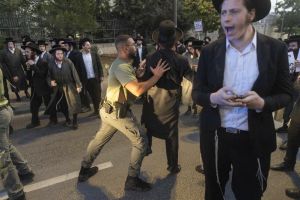 אירוע חמור: שורד השבי חולץ מהפגנת החרדים על ידי המשטרה