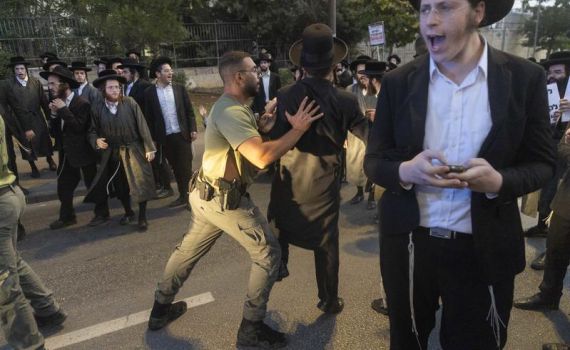 אירוע חמור: שורד השבי חולץ מהפגנת החרדים על ידי המשטרה