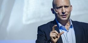 אופס: שבוע לפני הפריצה לטלפון; זה הפוסט שבנט פרסם