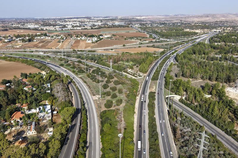 שמונה שב"חים נעצרו בכביש 6: הכביש נחסם לתנועה לבדיקת חבלן