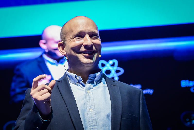 אחרי שהכחיש: זה מה שנמצא בטלפון של בנט שנפרץ