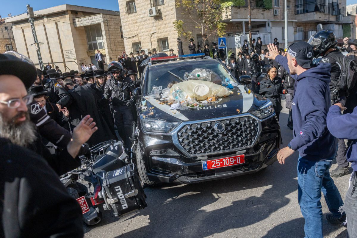התפרעות החרדים בירושלים: מטיחים מבוגר לגלגלי רכב | צפו