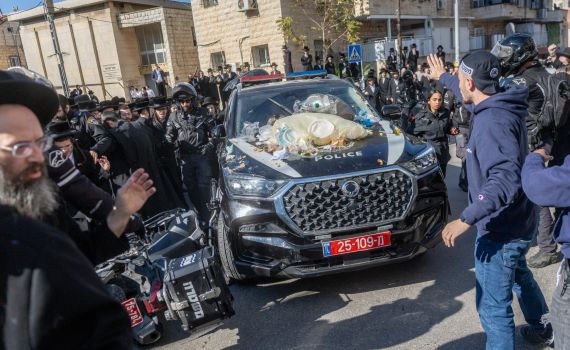 התפרעות החרדים בירושלים: מטיחים מבוגר לגלגלי רכב | צפו