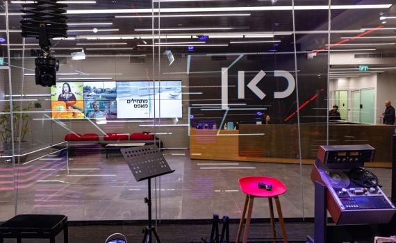 המשטרה מתפוצצת על כאן 11: "הוצאת דיבה על מי שחרף את נפשו"