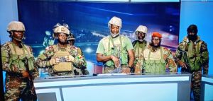 דרמה בשידור חי: השתלטו על האולפן והודיעו על הפיכה צבאית