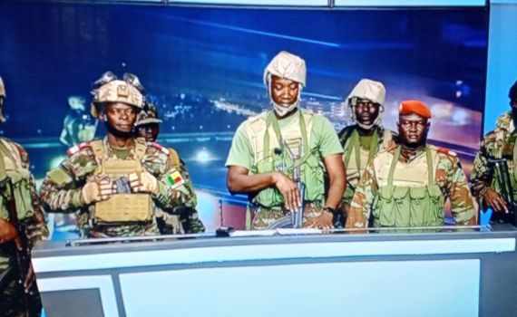 דרמה בשידור חי: השתלטו על האולפן והודיעו על הפיכה צבאית