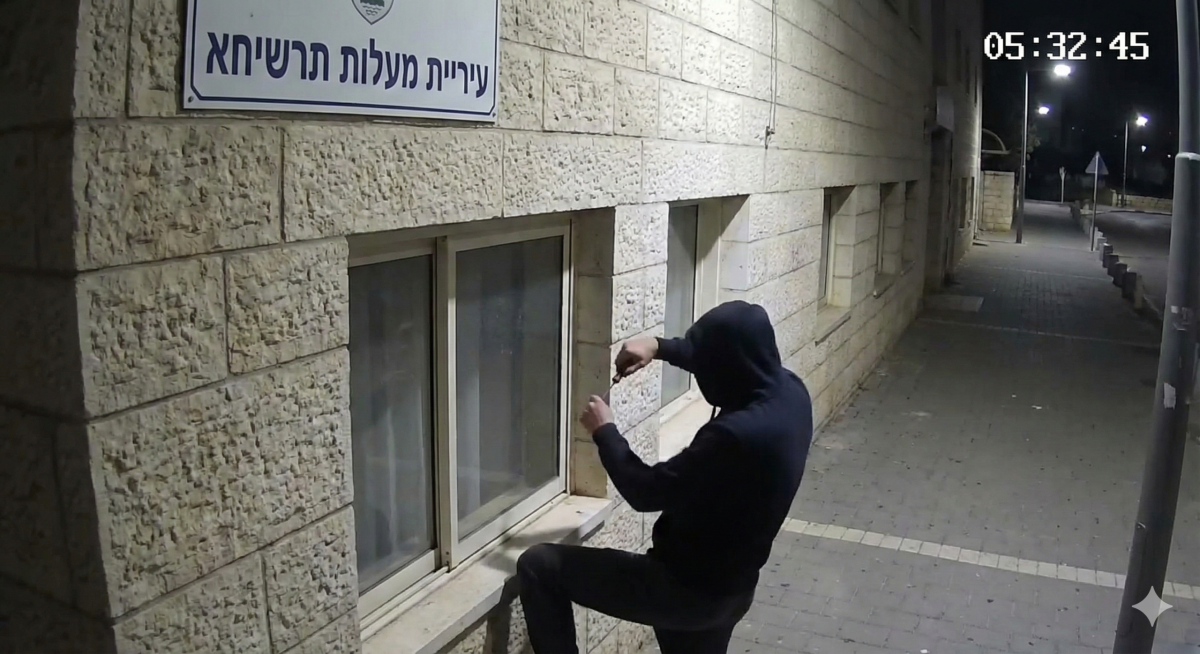 כתב אישום: ניצל עבודות שירות ופרץ לעיריית מעלות