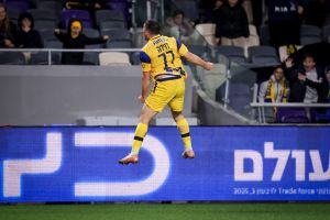 חמסה חמסה: מכבי ת"א רמסה בדרך לשמינית הגמר