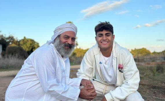 חריגים בנוף: האב ובנו שמגיעים למיליוני צפיות בטיקטוק