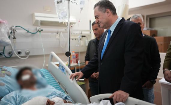 כ"ץ ביקר את הלוחמים הפצועים באירוע ברפיח: "עם ישראל גאה בכם"