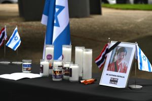 חוזר הביתה: ארונו של סודתיסאק רינתלאק מוטסת לתאילנד