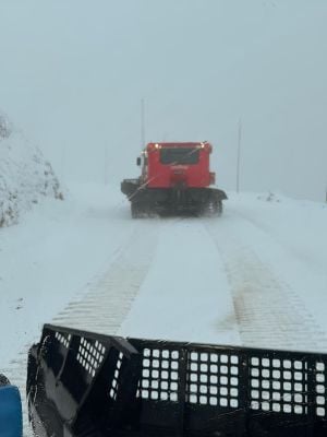 תיעוד "ביירון" בחרמון: היחידה לפינוי שלגים סוללת את הדרכים