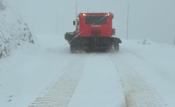 תיעוד "ביירון" בחרמון: היחידה לפינוי שלגים סוללת את הדרכים