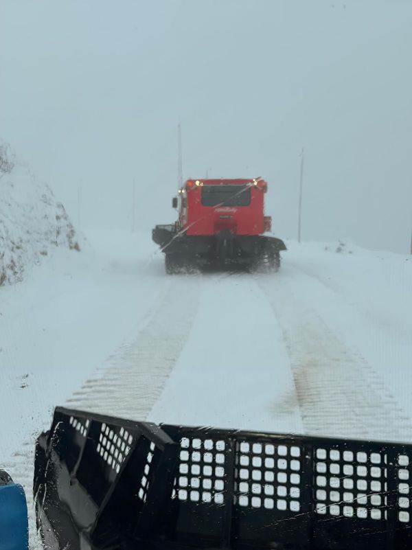 תיעוד "ביירון" בחרמון: היחידה לפינוי שלגים סוללת את הדרכים