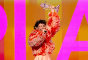 זוכה האירוויזיון מחזיר את הגביע בעקבות השתתפות ישראל בתחרות