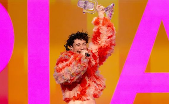 זוכה האירוויזיון מחזיר את הגביע בעקבות השתתפות ישראל בתחרות