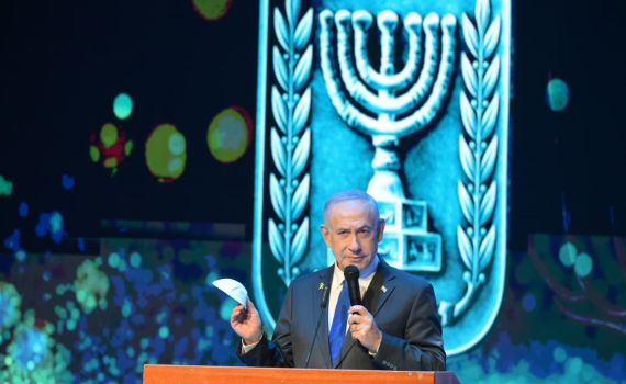 נתניהו הדליק נר עם משפחת גואילי והתחייב: "נחזיר את רני"