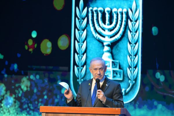 נתניהו הדליק נר עם משפחת גואילי והתחייב: "נחזיר את רני"