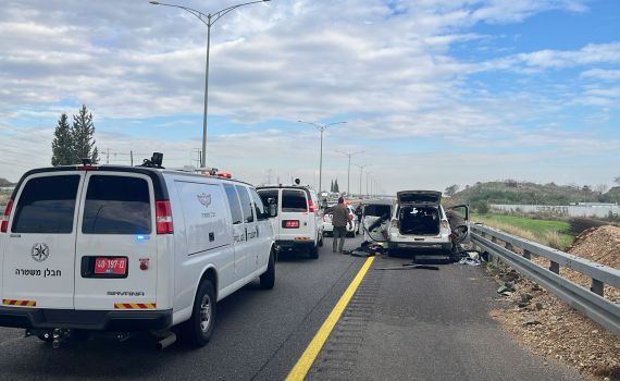 שמונה שב"חים נעצרו בכביש 6: הכביש נחסם לתנועה לבדיקת חבלן