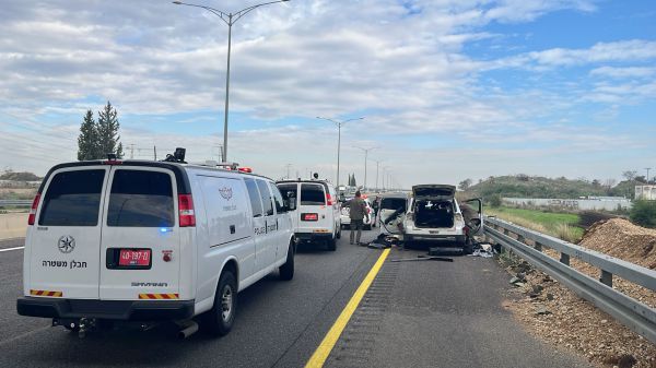 שמונה שב"חים נעצרו בכביש 6: הכביש נחסם לתנועה לבדיקת חבלן